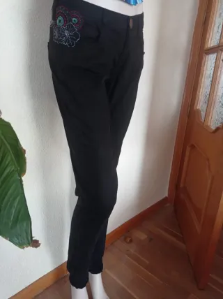 Pantalón Desigual Negro Bordado Mariposa