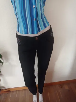 Pantalón Desigual Negro Bordado Mariposa