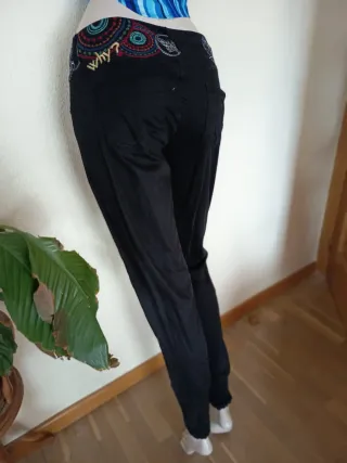 Pantalón Desigual Negro Bordado Mariposa