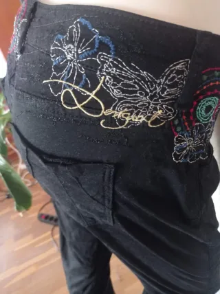 Pantalón Desigual Negro Bordado Mariposa