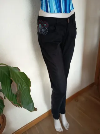 Pantalón Desigual Negro Bordado Mariposa