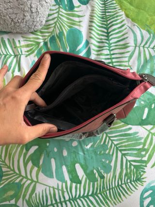 Bolso de mano rojo y marrón