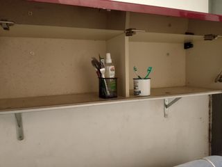 Armario de cocina rojo y blanco