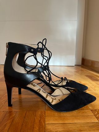Zapatos de tacón negros con cordones
