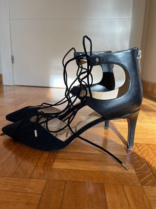 Zapatos de tacón negros con cordones