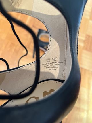 Zapatos de tacón negros con cordones