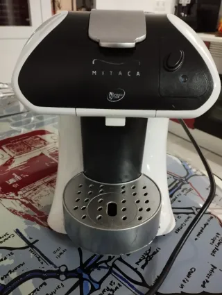 Cafetera de cápsulas blanca