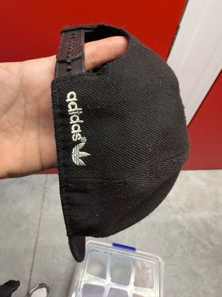 Gorra Adidas Negra y Dorada