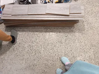 Urgente!!!! Suelo laminado imitación madera gris