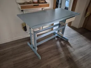 Mesa de escritorio azul y blanco. 110x 56