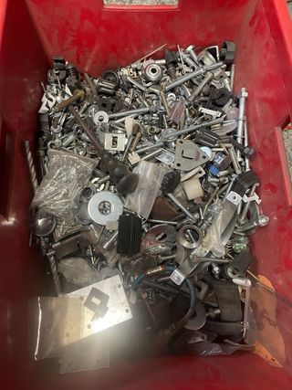 Caja de tornillos y piezas metálicas