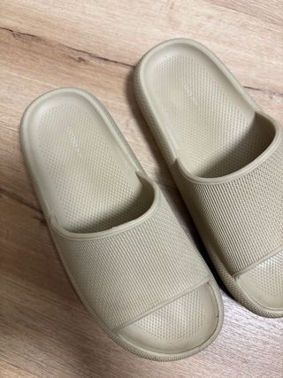 Chanclas Oysho Eva Beige