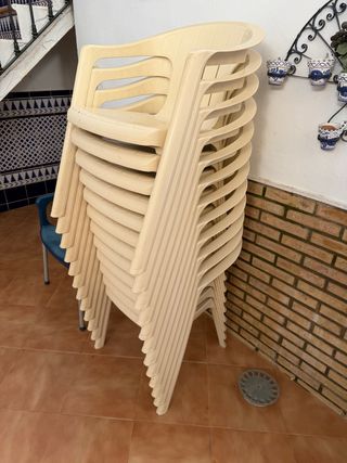 Conjunto de 12 sillas de plástico