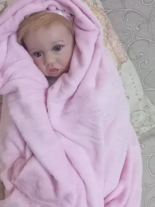 Bambola reborn con coniglietto