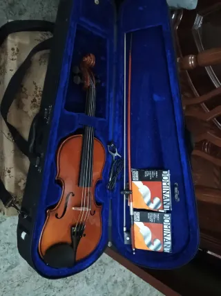 Violín con estuche y accesorios