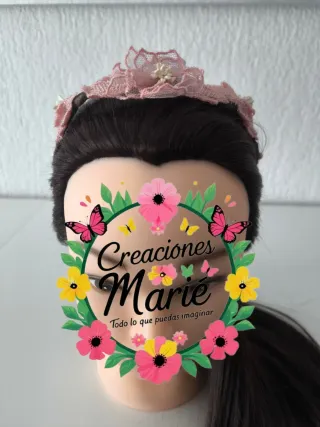 Corona de flores rosa empolvado y blanco