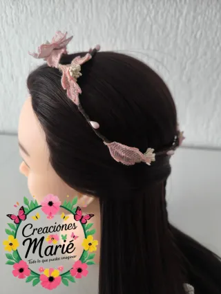 Corona de flores rosa empolvado y blanco