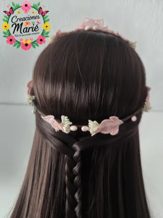 Corona de flores rosa empolvado y blanco