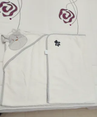 Pack bebé: toalla capa, gorritos, patucos, baberos