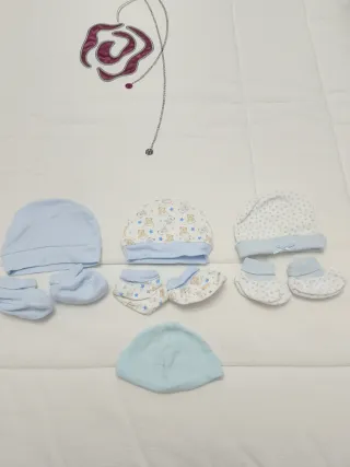 Pack bebé: toalla capa, gorritos, patucos, baberos