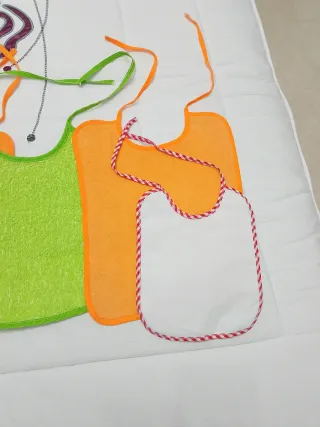 Pack bebé: toalla capa, gorritos, patucos, baberos