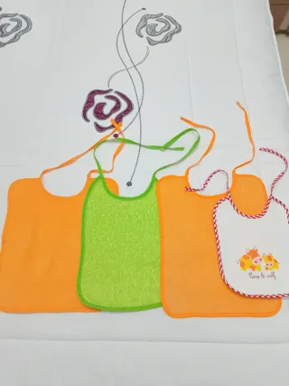 Pack bebé: toalla capa, gorritos, patucos, baberos