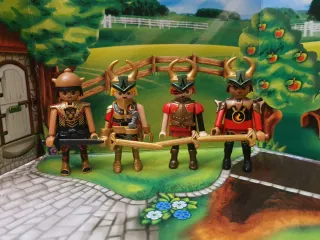 Playmobil guerreros con espadas doradas
