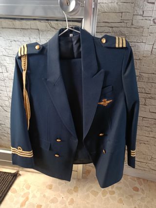 Traje de comunión azul con detalles dorados