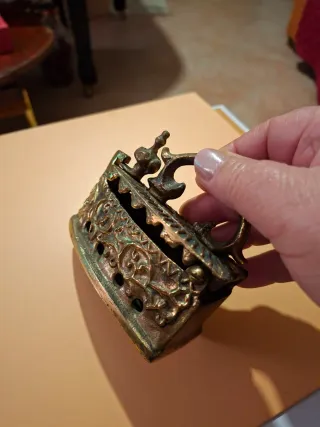 Ferro da stiro decorativo in ottone