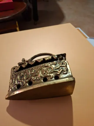 Ferro da stiro decorativo in ottone