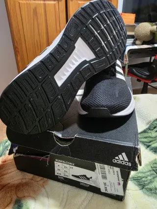 Zapatillas Adidas Negras y Blancas