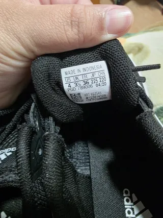 Zapatillas Adidas Negras y Blancas