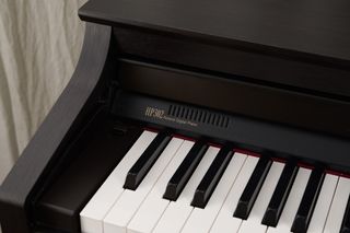 Piano Roland HP302