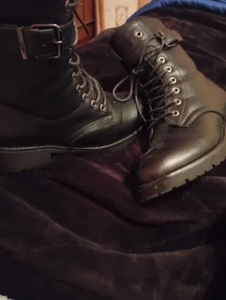 Botas negras con hebilla y cordones