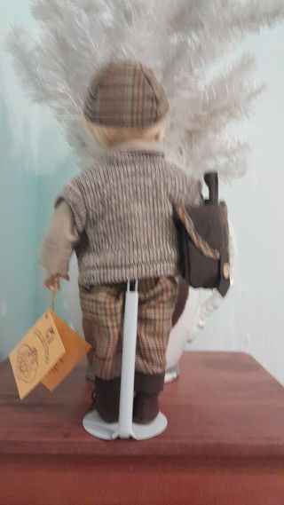 Muñeco de porcelana niño con traje