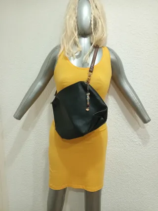 Bolso Negro con Colgante Multicolor