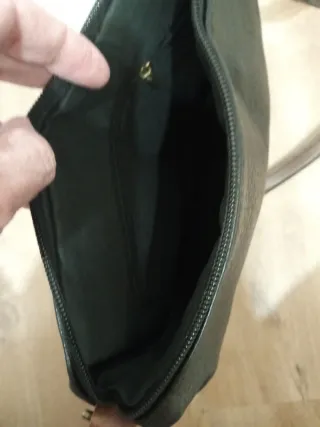 Bolso Negro con Colgante Multicolor