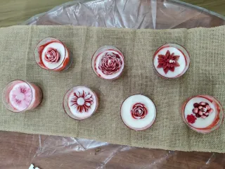 Vela artesanal aromática rosa en vaso de cristal.