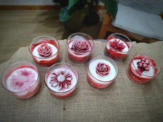 Vela artesanal aromática rosa en vaso de cristal.