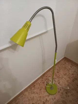 Lámpara de pie flexible Ikea gris y verde