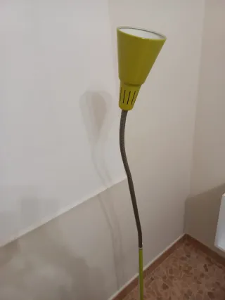 Lámpara de pie flexible Ikea gris y verde