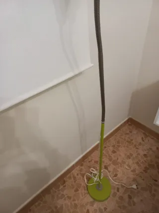 Lámpara de pie flexible Ikea gris y verde