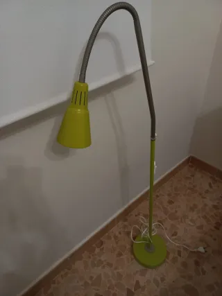 Lámpara de pie flexible Ikea gris y verde