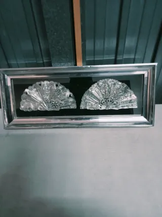 Abanicos decorativos en marco metálico