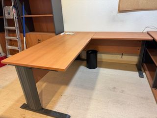 Mesa de oficina . Muebles oficina