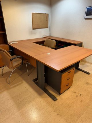 Mesa de oficina . Muebles oficina