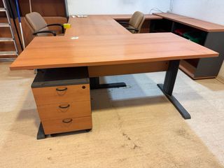 Mesa de oficina . Muebles oficina