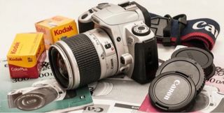 Cámara Canon EOS 300 + Lente 28-90mm