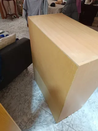 Cómoda de madera con tiradores plateados