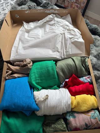 Maleta llena de ropa variada